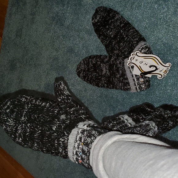 F.R.I.E.N.D.S Mittens x2 - Picture 4 of 7